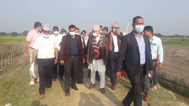 आफ्नाे निर्वाचन क्षेत्र पुगेर ओलीले भने- देश बनाउने महाअभियानमा व्यस्त भएकाेले यहाँ आउन पाइनँ